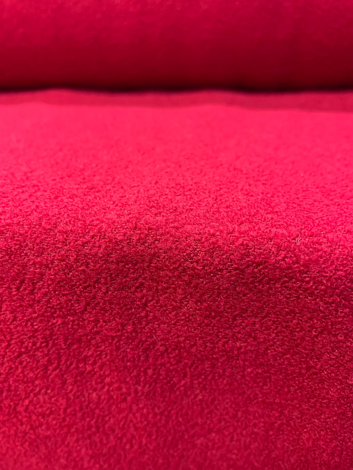 Punainen korkeanukkainen kangas