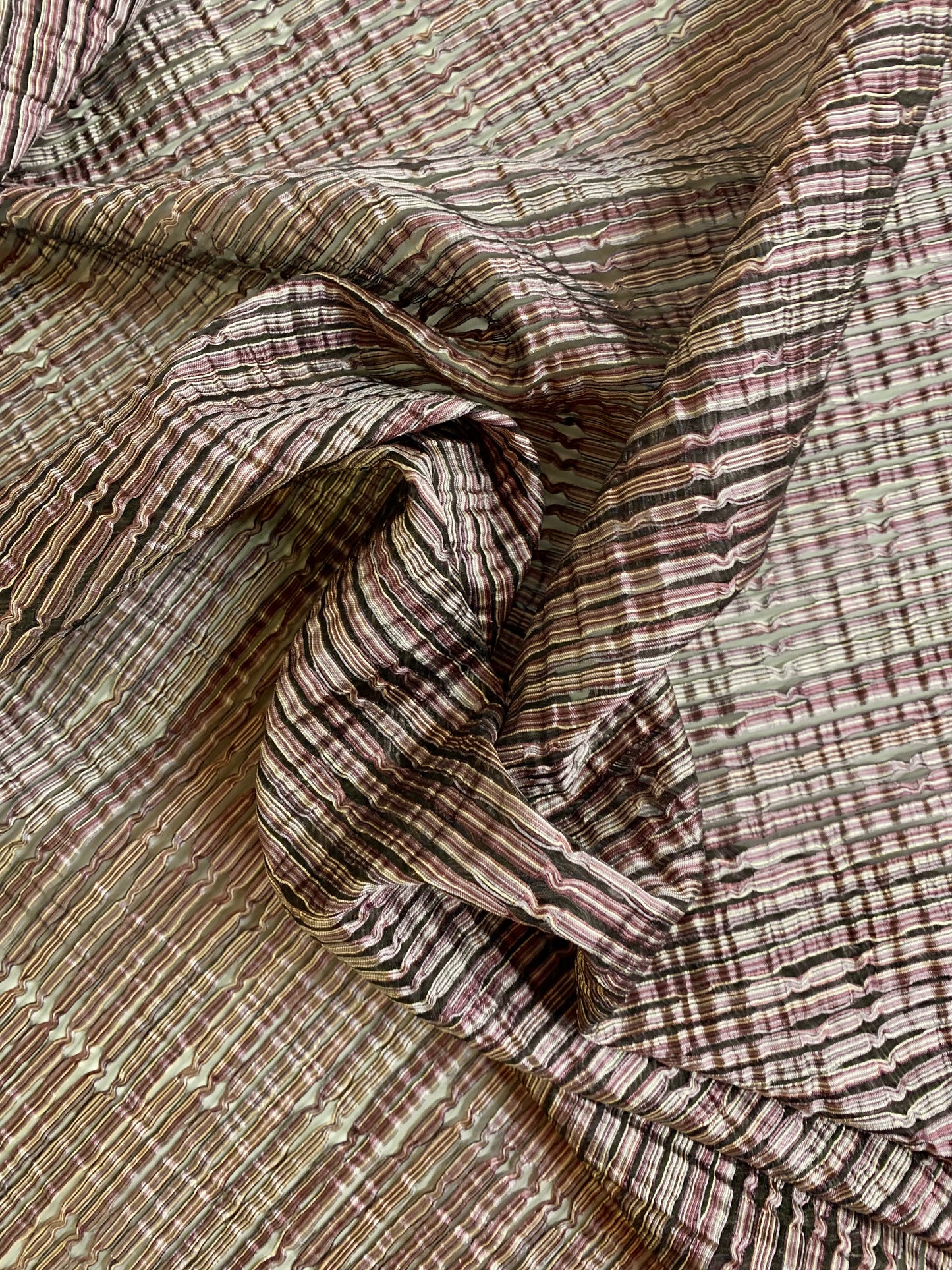 Liila harsomainen kangas