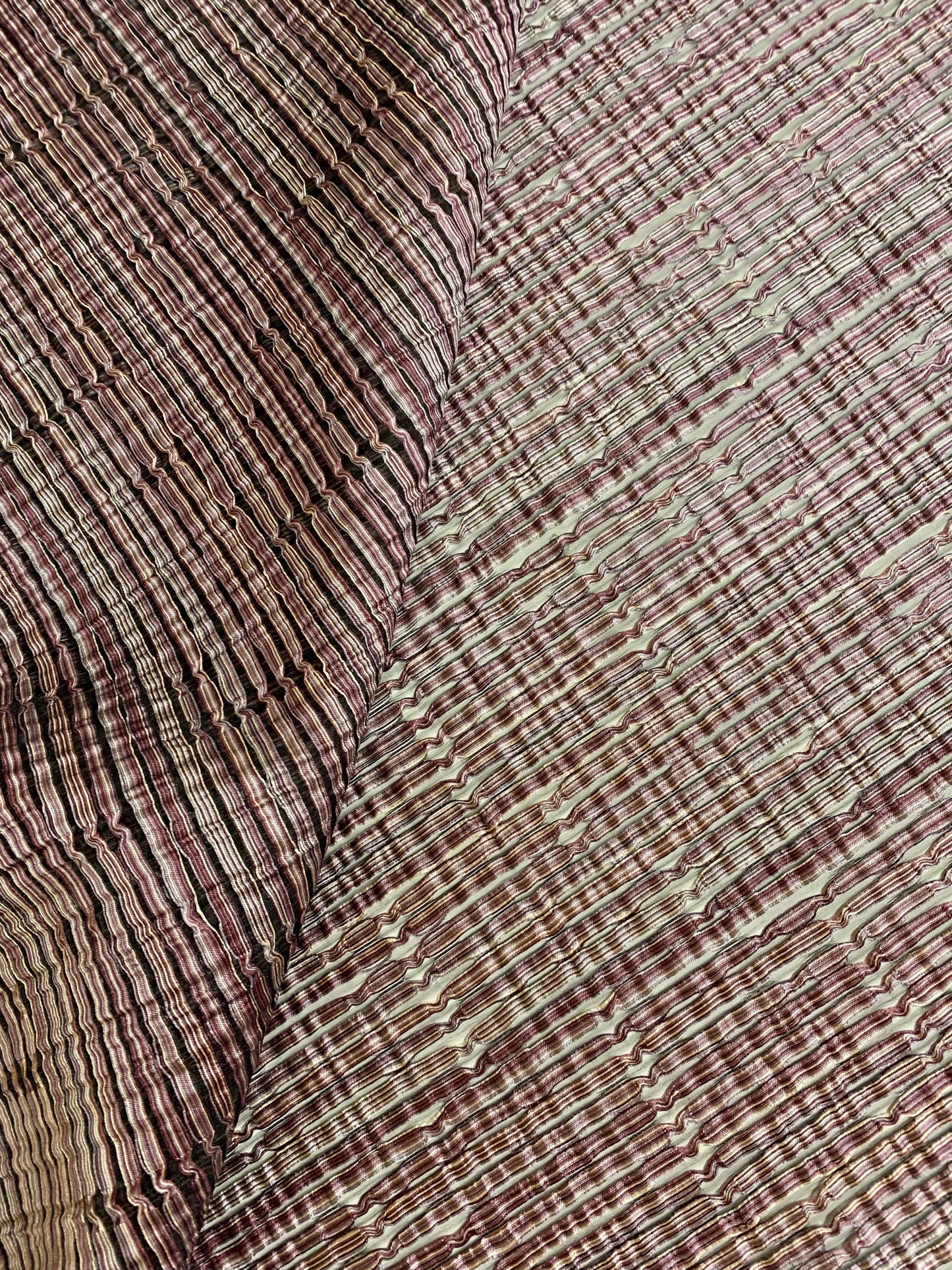 Liila harsomainen kangas