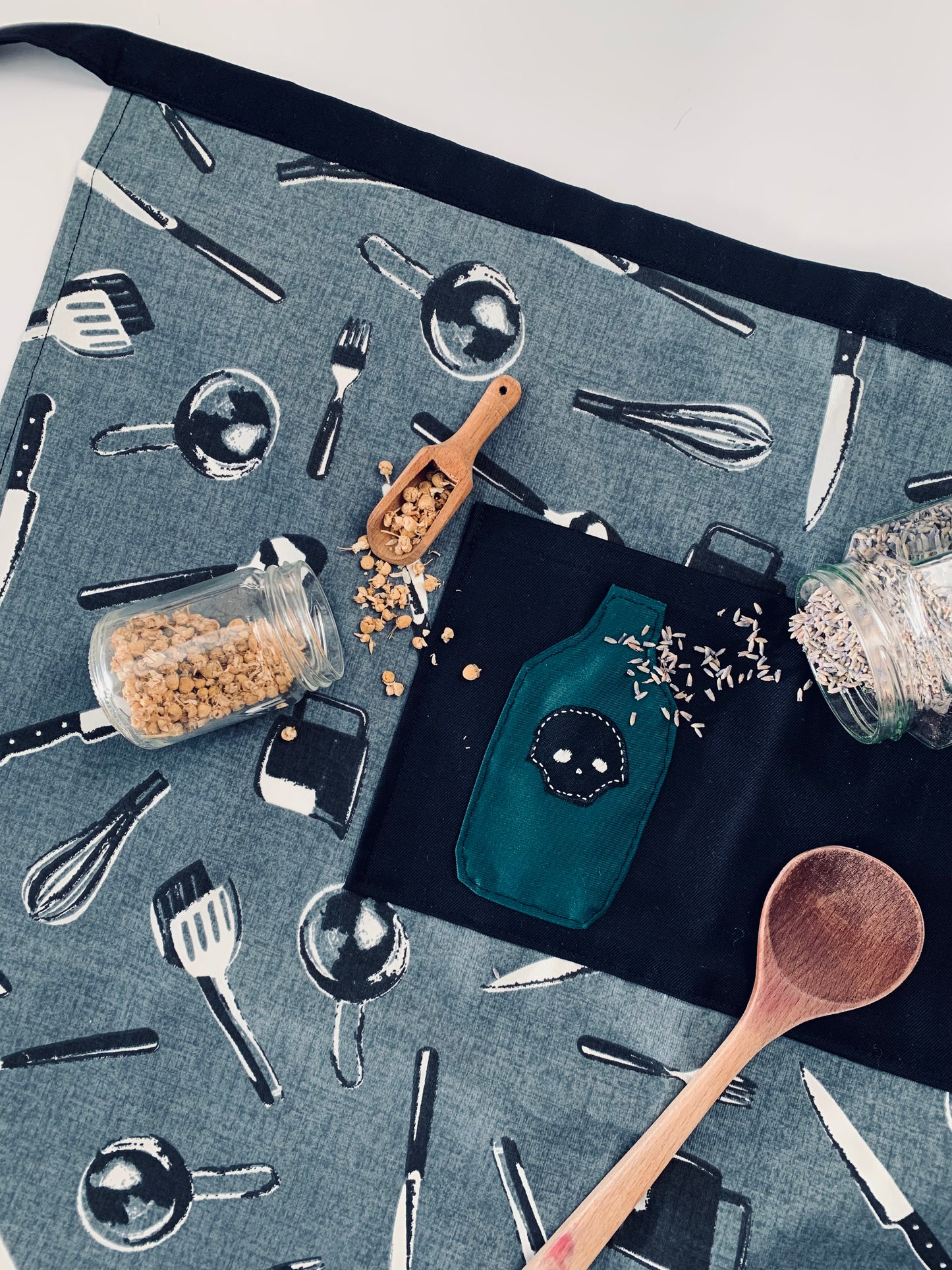 Myrkynkeittäjän puoliesiliina - harmaa